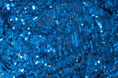 Parlak ve pırıl pırıl pullu mavi kumaş. Soyut arkaplan. Etkinlikler, kutlamalar, Noel, yeni yıl. Moda arkaplanı.