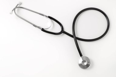 Beyaz arka planda steteskop, üst manzara. Tıbbi alet. Boşluğu kopyala, metin için boş alan.