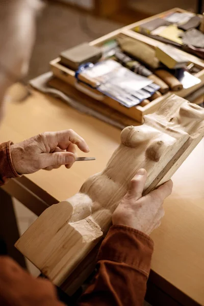 Artiste broie sculpture en bois. Menuisier travaillant le bois en atelier. L'homme et son passe-temps. Vue rapprochée, seulement les mains dans le cadre. — Photo