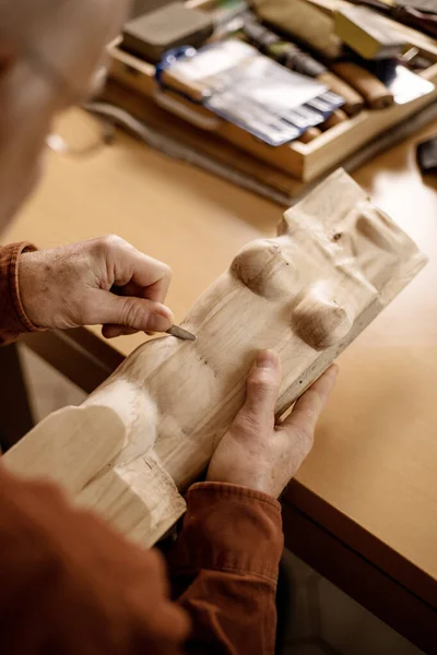 Artiste broie sculpture en bois. Menuisier travaillant le bois en atelier. L'homme et son passe-temps. Vue rapprochée, seulement les mains dans le cadre. — Photo