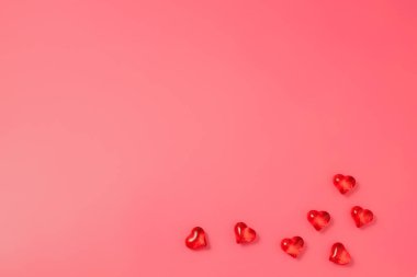 Kalpli pembe sevgililer günü arkaplanı. Metin için boş alan, kopyalama alanı. Kartpostal, tebrik kartı tasarımı. Aşk, kutlama konsepti.