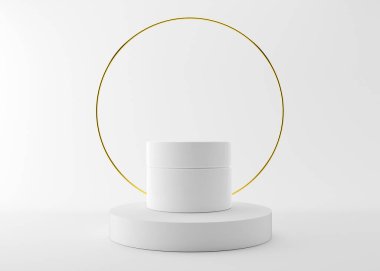 Beyaz, boş, markasız kozmetik krem kavanozu altın yüzükle beyaz podyumda duruyordu. Beyaz arkaplanda cilt bakımı sunumu. Zarif bir model. Cilt bakımı, güzellik ve kaplıca. 3B görüntüleme.
