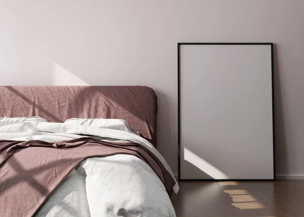 Pusta pionowa rama obrazu stojąca na drewnianej podłodze w nowoczesnej sypialni. Makijaż wnętrza w minimalistycznym, współczesnym stylu. Wolne miejsce na zdjęcie lub plakat. Łóżko, słońce. Renderowanie 3D. — Zdjęcie stockowe
