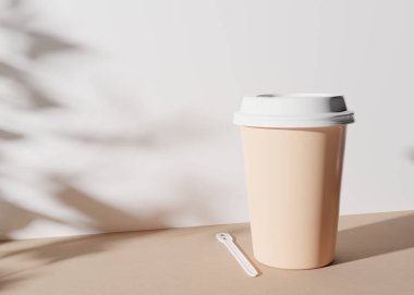 Plastik kapaklı açık kahverengi kahve fincanı. Tasarım, reklam ve logo için boş bir şablon. Uzayı kopyala Krema arkaplanında bitkilerin gölgeleriyle fincan sunumu. 3B görüntüleme.