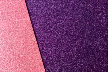 Parlak ve ışıltılı bir yüzey. Pembe ve mor, soyut bir arkaplan. Etkinlikler, kutlamalar. Tasarımın için modaya uygun bir zemin. Parıltılı doku.