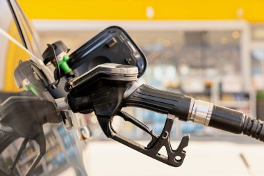 Benzin istasyonunda yakıt ikmali. Manzarayı kapat. Yakıt, benzin, dizel daha pahalı hale geliyor. Petrol endüstrisi ve hizmet. Petrol fiyatı ve petrol krizi kavramı.