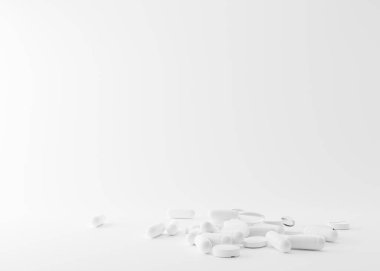 Beyaz arka planda haplar. İlaçlar, haplar, eczane. Sağlık, sağlık hizmeti konsepti. Boş, metin için boşluk kopyala. 3d oluşturma.