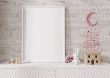 Modern çocuk odasında beyaz büfenin üzerinde duran boş dikey resim çerçevesi. İç mekanı İskandinav tarzıyla süsleyin. Bedava, resmin için fotokopi alanı, poster. Yakın çekim görüntüsü. 3B görüntüleme