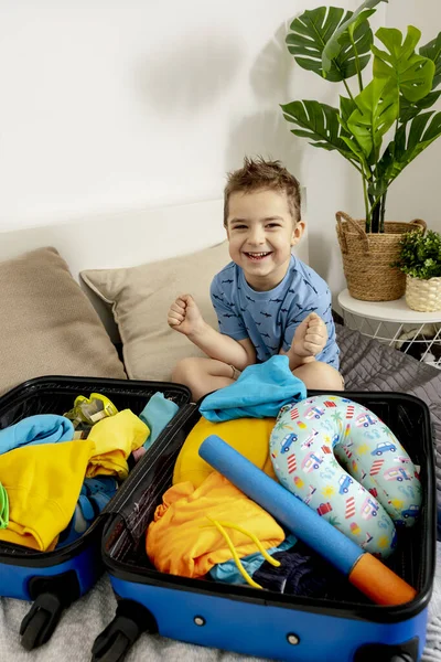 Packing with child Stock Photos, Royalty Free Packing with child Images |  Depositphotos