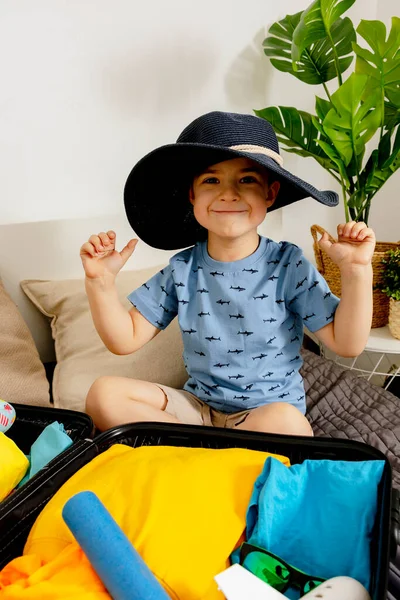 Kleiner Kaukasischer Junge Mit Blauem Hemd Bereit Für Den Urlaub — Stockfoto