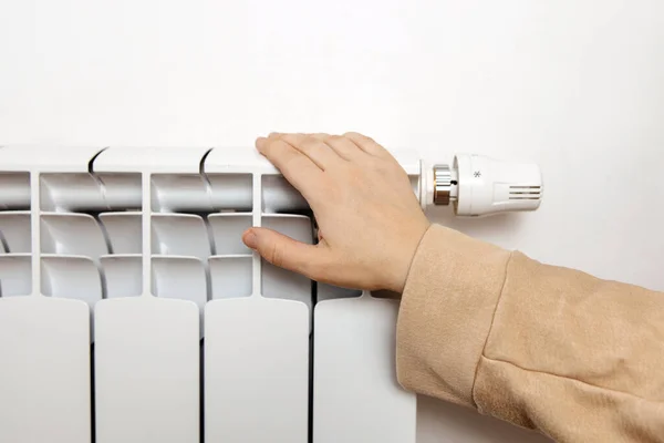 Vrouw Hand Witte Verwarming Radiator Van Dichtbij Bekijken Het Koud — Stockfoto