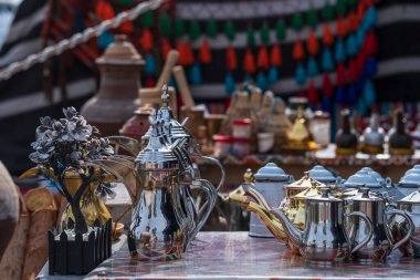 Hurghada, Mısır, Kasım 04, 2021: Bir Arap sokak kahvecisinin mutfağının bir kısmı, çay için küçük çaydanlıklar, Türk ve Arap kahve standları için alçak bir masa üzerinde.