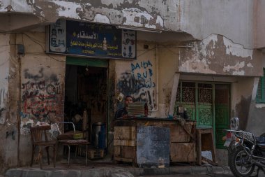 Hurghada, Mısır, 3 Kasım 2021: Elektronik tamirci torna üzerinde çalışıyor. Kasvetli, harap olmuş varoşlarda atölyeler, yerel halk arasındaki yoksulluk.