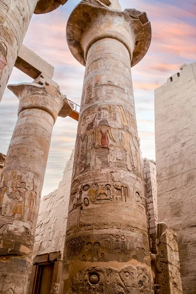 Karnak Tapınağı Kompleksi. Çok güzel bir gökyüzü. Lüksör, Mısır, Afrika
