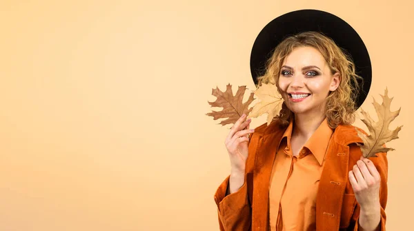 Őszi női divat. Divatos lány fekete kalapban őszi levelekkel. Bukj el! Október. Gyönyörű modell. Fénymásolási hely. — Stock Fotó