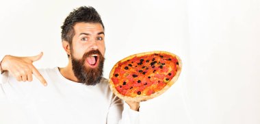 Pizza ile gülümseyen sakallı adam. Pizzacı. - Öğle yemeği. Atıştırmalık Fast food. Pizza siparişi. Boşluğu kopyala.