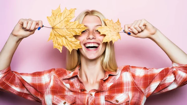 Autumnal mood. Smiling Girl covered eyes with maple leaf. Autumn fashion. Happy Woman with golden leaves. — Stock Photo, Image