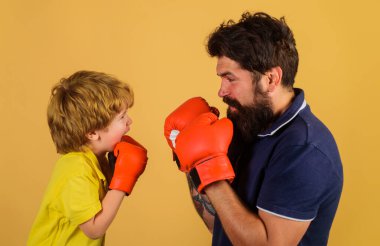 Koçla boks yapan küçük çocuk. Spor yaşam tarzı. Birlikte antrenman yapıyoruz. Aile egzersizi. Baba oğlunu boks antrenmanına götürüyor. Ebeveynlik.