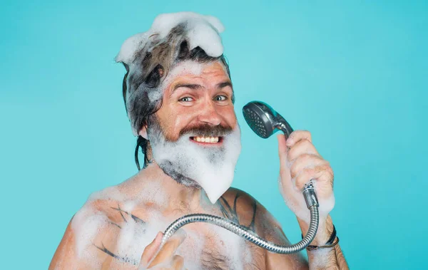 シャンプーだ。頭に泡の男。シャワーを浴びて。体を洗う。髭を生やした男が髪を洗う。ヘアケア。スパ. — ストック写真