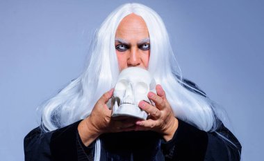 Cadılar Bayramı iblisi. Kafatası olan şeytan adam. Beyaz gözlü ve saçlı bir büyücü. Korku ve Korkunç Konsept.