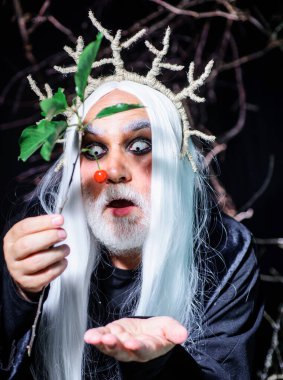 Cadılar Bayramı gecesinde şeytan adam. Sakallı erkek partiye hazır. Korkunç adam suratı. Cadılar Bayramı dekorasyonu ve korkunç konsept.