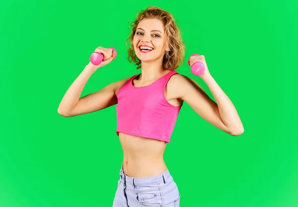 Deporte, ejercicio, entrenamiento y estilo de vida. Mujer Deportiva Feliz con pesas. Chica fitness Entrenamiento. — Foto de Stock