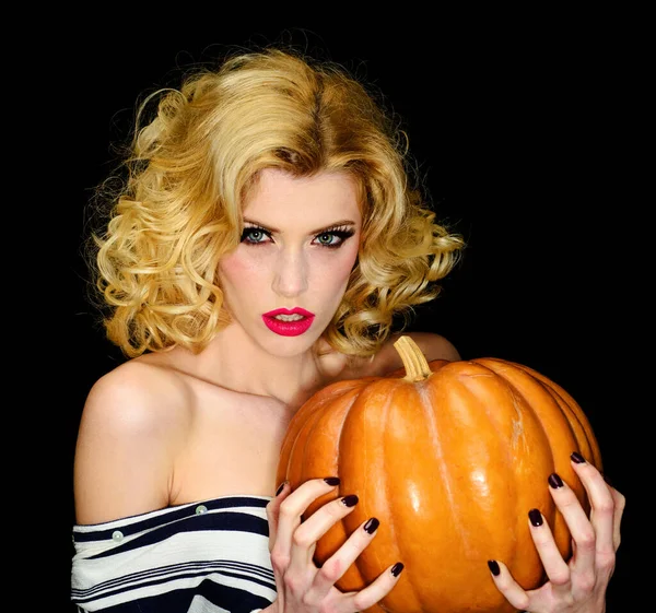 Чувственная женщина с тыквой. Рекламная концепция Хэллоуина. Вечеринка и традиционная еда. Осенние каникулы. — стоковое фото