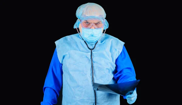 Männlicher Arzt in Schutzanzug und medizinischer Maske beim Röntgen. Radiologe mit Patienten röntgen. Arzt untersucht Lungenröntgenbild. — Stockfoto