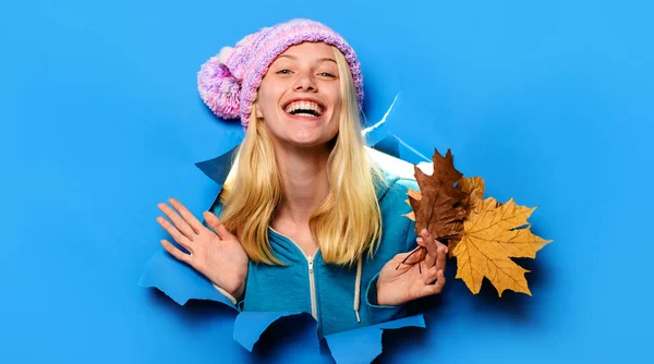 Mosolygós nő kötött sapkában, aki papírlyukon át néz. Női divat ősszel. Kedvezményes. Szezonértékesítések. — Stock Fotó