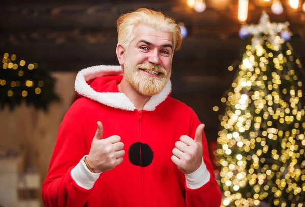 Feliz Pai Natal mostra os polegares para cima. Publicidade de Ano Novo. Homem barbudo sorridente vestido de vermelho. Conceito de feriados. — Fotografia de Stock