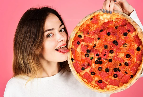 Uśmiechnięta kobieta z włoską pizzą pokazuje język. Szybkie żarcie. Obiad. Dostawa żywności. Czas na pizzę. — Zdjęcie stockowe