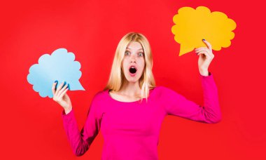 Boş konuşma baloncukları olan sürpriz bir kadın. Diyalog işaretleri olan güzel bir kız. Mesaj baloncukları. Tercih. Satışlar ve indirim.
