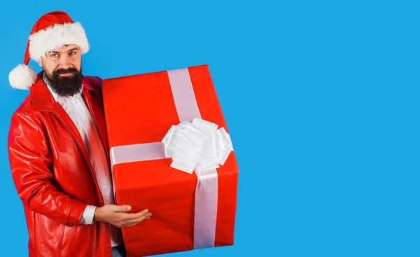 Санта с рождественским подарком. Бизнесмен с новогодним подарком. Настоящая коробка. Копирование пространства для рекламы. — стоковое фото