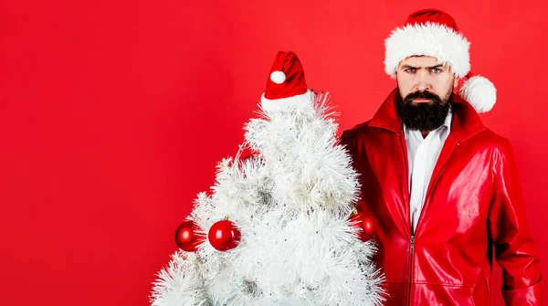 Бородатый мужчина в шляпе Санты с украшенной новогодней елкой. Рождественские игрушки. Продажа и скидка. Копирование пространства. — стоковое фото
