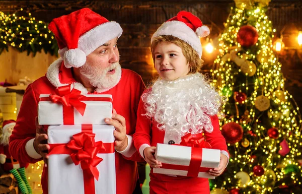 Санта Клаус и ребенок с рождественским подарком. Семейный отдых и детская концепция. Счастливого Рождества. С Новым годом. — стоковое фото
