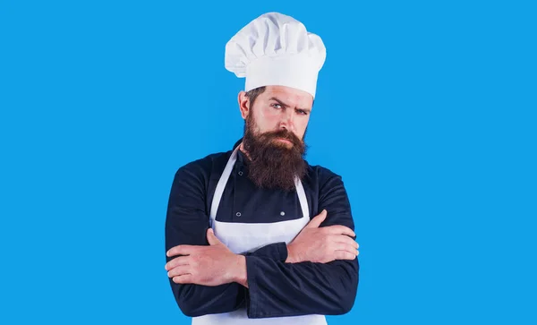 Chef barbudo sério em uniforme e avental com braços cruzados. Cozinhar, profissão e conceito de pessoas. — Fotografia de Stock