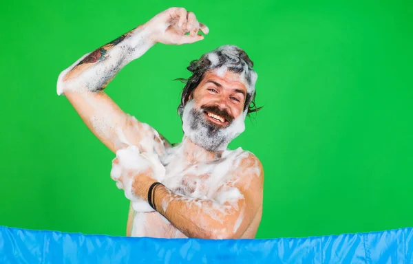 Bonito barbudo toma banho na casa de banho. Cuidados de pele e higiene pessoal. Cuidado com o cabelo. Lavagem corporal. — Fotografia de Stock