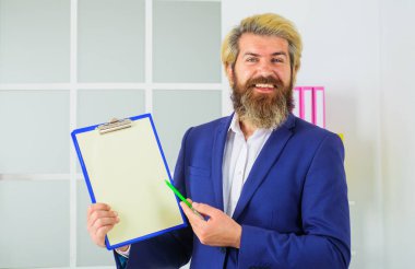 Boş pano ve kalemle takım elbiseli gülümseyen bir işadamı. Dosyası olan bir ofis çalışanı. Planlama. Boşluğu kopyala.