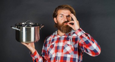 Marihuana içen erkek aşçı iyi görünüyor. Mutfak eşyaları. Mutfak aletleri. Restoran reklamı..