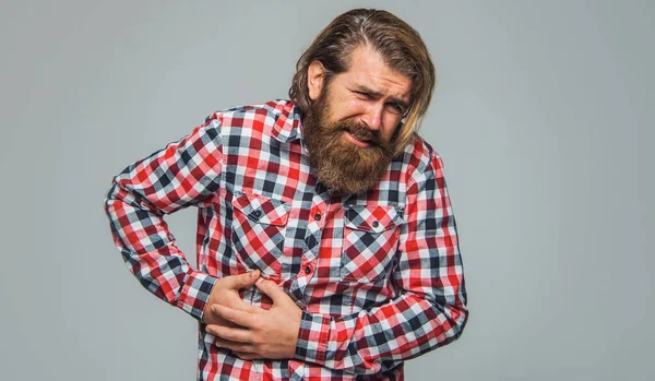 Een man met baarden en buikpijn. Man met buikpijn. Zieke man met buikpijn. Gezondheidsprobleem. — Stockfoto