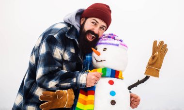 Noel kardan adamla sakallı adam. Kışın boş vakit. Kış tatilin kutlu olsun. Kardan Adam 'la oynayan adam.