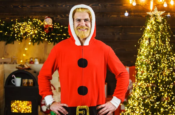 Улыбающийся бородатый мужчина в костюме Санта Клауса. Счастливого Рождества и счастливого Нового года. Рождественский фон. — стоковое фото