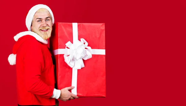 Papai Noel com presente de ano novo. Serviço de entrega. Homem barbudo com grande caixa de presente. No Natal. Espaço de cópia. — Fotografia de Stock