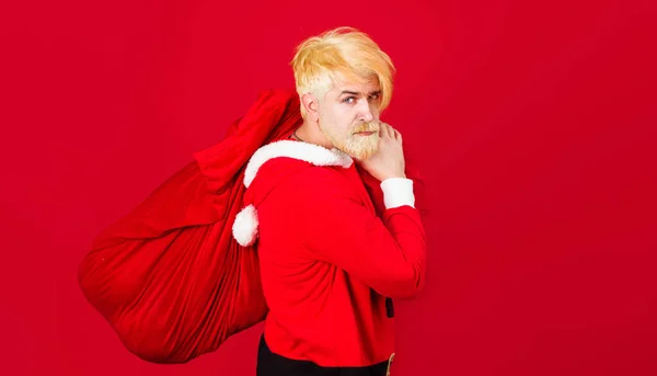 Papai Noel com saco grande presente. Presente de Ano Novo. Feliz Natal. Homem barbudo em traje de Santa. — Fotografia de Stock