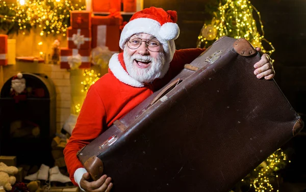 Viagem de Ano Novo. Natal Papai Noel com mala em casa. — Fotografia de Stock