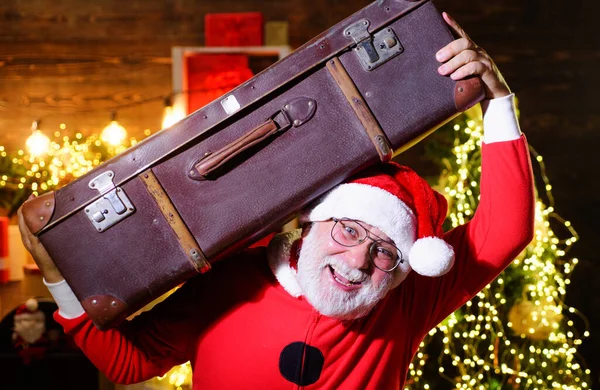 Férias de Natal. Viagens, turismo, férias. Papai Noel com mala. Santa com bagagem indo na viagem. — Fotografia de Stock