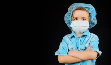 Tıbbi maskeli çocuk. Coronavirus karantinası. Virüse karşı koruma, enfeksiyon. Boşluğu kopyala.