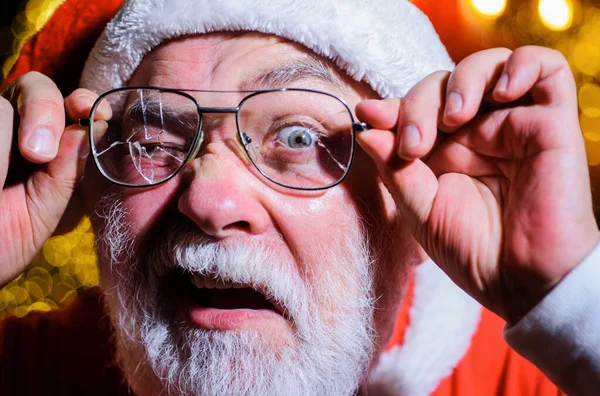 Santa con gafas rotas. Navidad. Año nuevo. Santa Claus mirando a través de cristales rotos. Primer plano.. —  Fotos de Stock