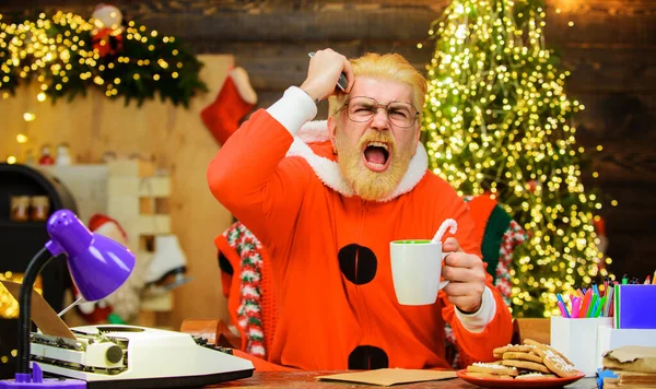 Злой Санта Клаус пьет кофе и смотрит рождественский фильм. Концепция кино. С Новым годом. — стоковое фото