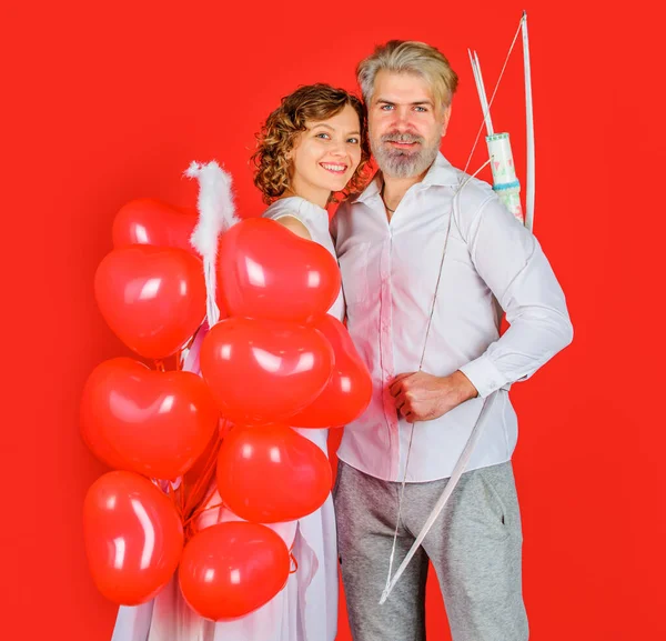 Valentines Day couple. Smiling Angel girl with balloons, happy bearded man with bow and arrows. — 스톡 사진